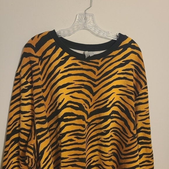 ASOS Design | Women's All Over Animal Zebra Printed Sweatshirt (US Size 24) - Picture 4 of 13